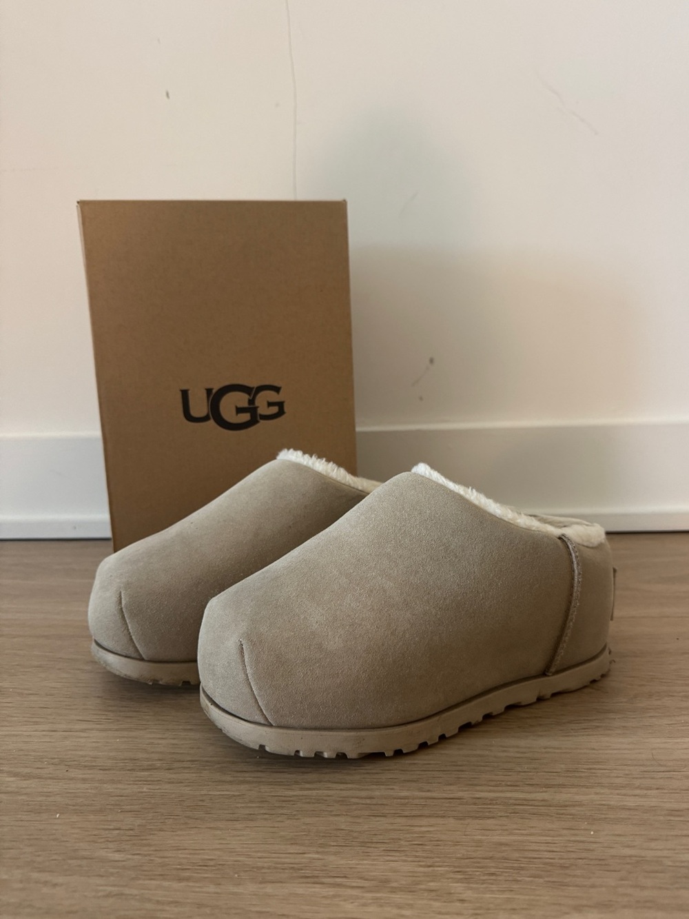 UGG Pumped slides - mustard seed color - size 6